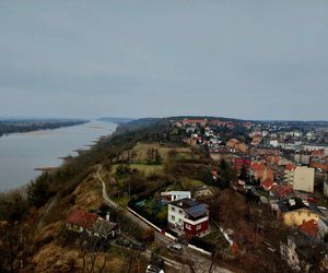 Kierunek: Grudziądz. Kuszą tężnia w szklanej piramidzie i unikatowe spichrze nad Wisłą. Z jednej strony są jak kamieniczki, z drugiej jak mury obronne