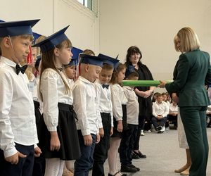 Pierwsza Dama uczciła z uczniami 100 lat od nadania imienia Stefana Batorego Szkole Podstawowej w Liwie