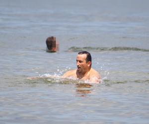 Michał Koterski na plaży z rodziną