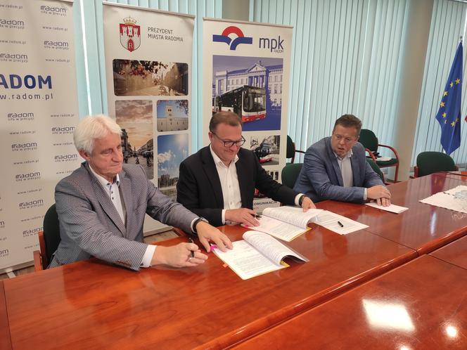 Podpisanie umowy na dalsze obsługiwanie linii miejskich w Radomiu