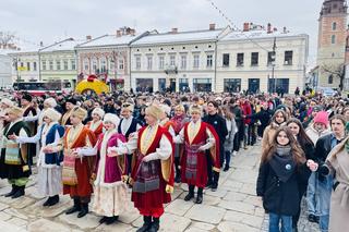 Maturzyści zatańczyli na Rynku poloneza