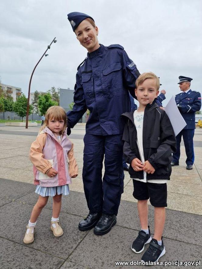 Dolnośląska policja przyjęła aż 37 nowych funkcjonariuszy. Zobacz zdjęcia i nagranie ze ślubowania