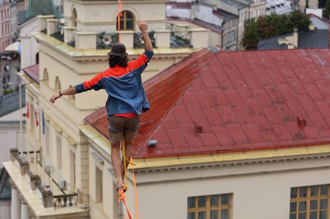   Urban Highline Festival 2023 w Lublinie. Slacklinerzy robią cuda na linach!