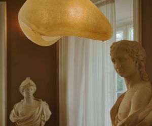 Rzeźbiarskie lampy znanych polskich artystów na jubileuszowej aukcji Przyjaciół Muzeum Narodowego w Warszawie