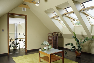 Komfortowe i dobrze doświetlone poddasze. Jak wybrać okna dachowe i akcesoria do nich?