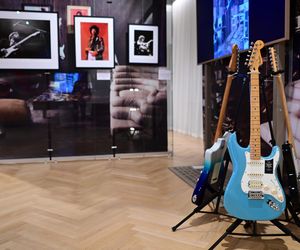 Strój Johnny’ego Deppa, oryginalne fotografie Helmuta Newtona i Douglasa Kirklanda! Wystawa „Ikony XX wieku” otwiera się dla publiczności