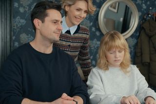 Barwy szczęścia, odcinek 3191: Herman (Maciej Raniszewski), Emilka (Jessica Frankiewicz), Malwina (Joanna Gleń) 