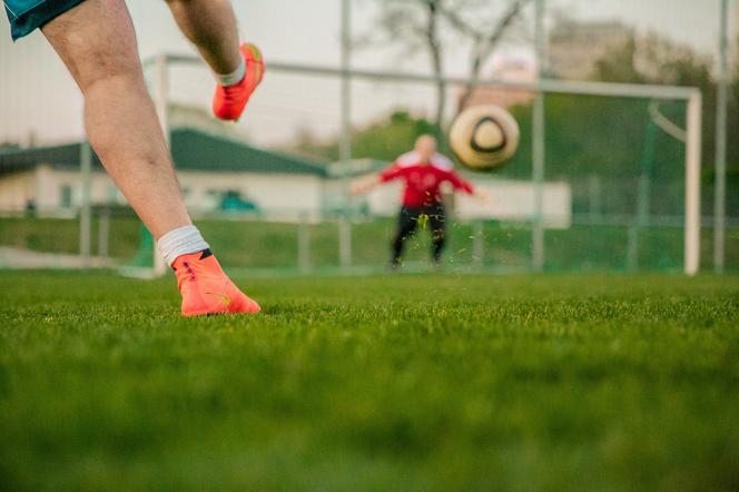 Piłka nożna, boisko i bramka - pixabay