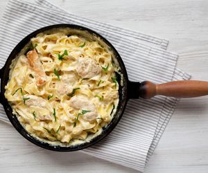 Najlepszy makaron z kurczakiem robię w 15 minut. Tajemnicą jego smaku jest aksamitny sos 