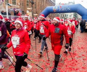 Bieg Świętych Mikołajów w Toruniu. Pobiegło blisko 2 tys. osób