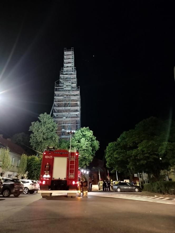 ​Młody mężczyzna wdrapał sie na rusztowanie przy wieży kościoła w Czempiniu. Był pijany [ZDJĘCIA]