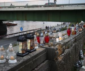 Mieszkańcy palą znicze w miejscu tragicznego wypadku przy moście Dębnickim
