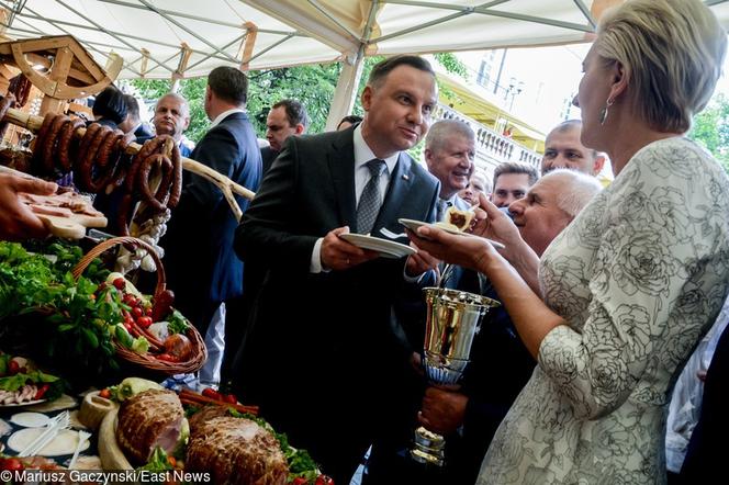 Prezydent Andrzej Duda je żonie z ręki. Czuły gest pierwszej damy.