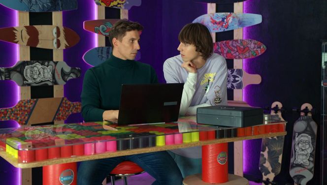 Barwy szczęścia, odcinek 3184: Wiktor po pogrzebie Henryka przeciągnie Tomasza na swoją stronę? Namówi go do zerwania kontaktu z Wandą - ZDJĘCIA