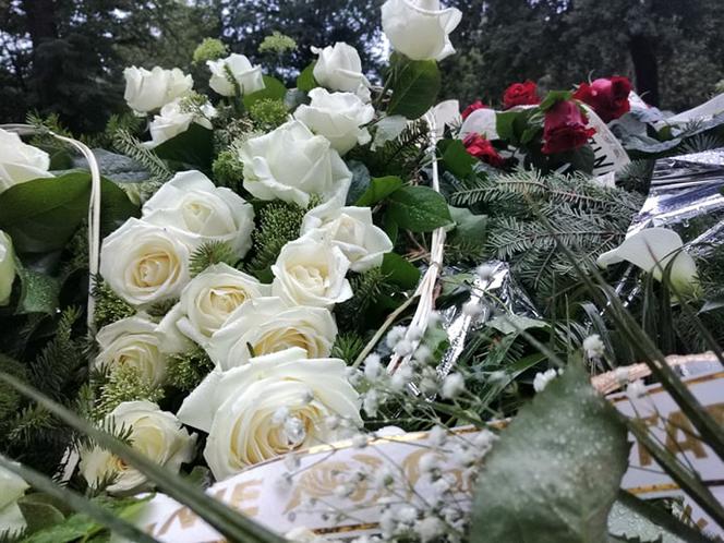 Tragedia w Salisbury. Zamordowane kobiety pochowane w Tarnowie. Grobu nie widać spod kwiatów