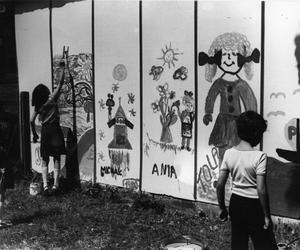 Fotografia z 1980 r. prezentująca bawiące się dzieci na letnim festynie w Antoninie. APK, Urząd Wojewódzki w Kaliszu