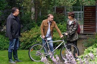 Barwy szczęścia odc. 1952. Zdzisio (Zbigniew Buczkowski), Kazik (Grzegorz Mielczarek), Filip Lisicki (Kuba Dyniewicz)