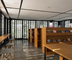 Recykling w architekturze. Elewację tej biblioteki wykonano z pudełek po lodach