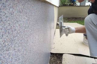 Tynkowanie cokołu krok po kroku: tynk mozaikowy