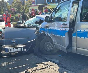 Potworny wypadek w Warszawie. Roztrzaskane trzy samochody, w tym jeden radiowóz. Policjanci trafili do szpitala