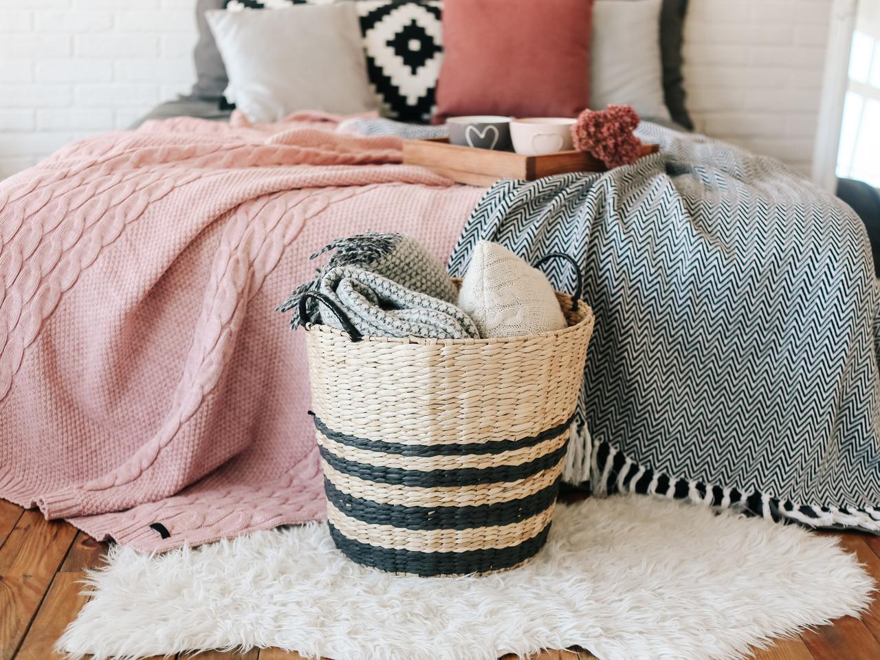 Ciepły koc lub pled – jaki materiał jest najlepszy i jak dopasować do stylu wnętrza?