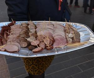 Rolnicy strajkowali częstując tym, co mają najlepsze! Mieszkańcy byli w szoku