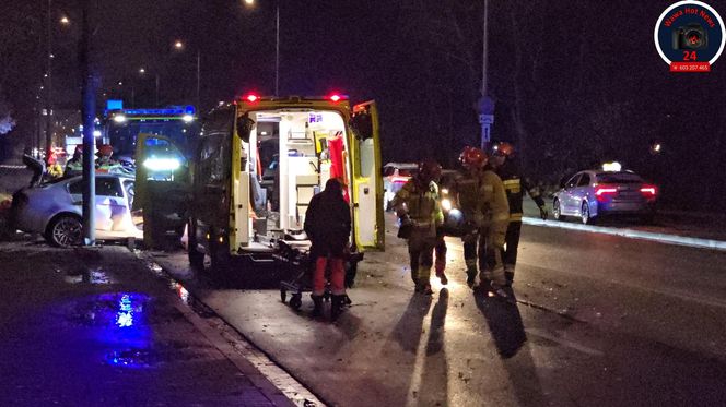 Potworny wypadek w Warszawie. BMW roztrzaskane o drzewo, kierowca zakleszczony
