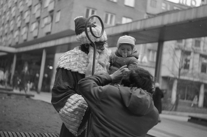 Mikołaj w pasażu za Domami Towarowymi Centrum w Warszawie