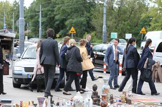 Wydała na bazarze 200 tys. złotych