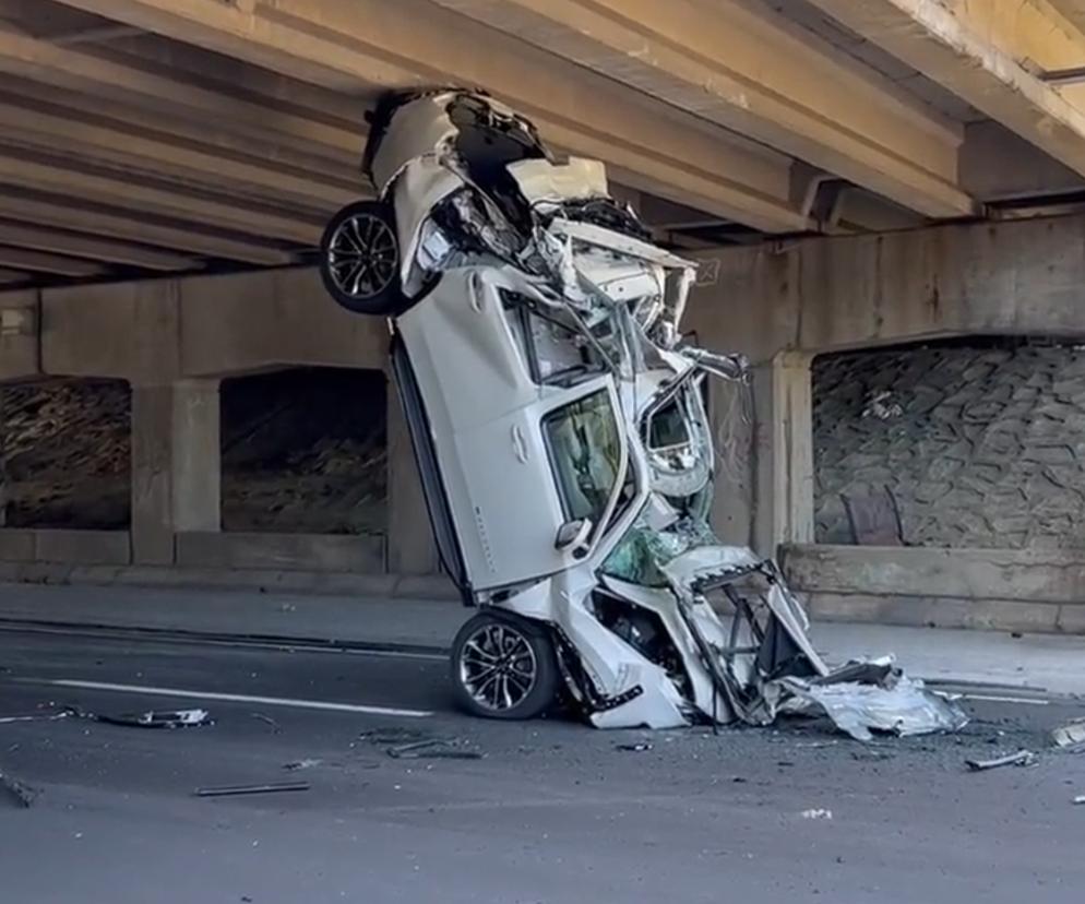 Luksusowy SUV nie zmieścił się pod mostem