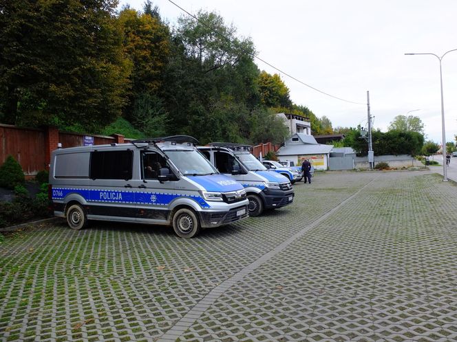 "Są przerażeni". W rodzinnej miejscowości Bartłomiej Blacha roi się od policjantów. 34-latek nadal na wolności