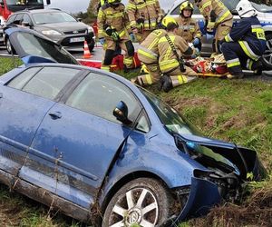 Volkswagen z trójką nastolatków roztrzaskał się na Powiślu Dąbrowski. Dwie osoby były nietrzeźwe