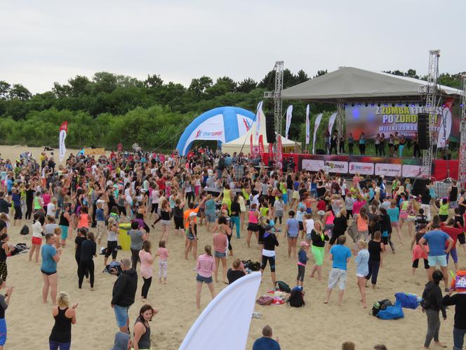 Niedzielny maraton zumby na plaży w Brzeźnie