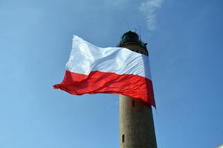 Święto Flagi 2020: GIGANTYCZNA flaga zawisła na latarni morskiej w Świnoujściu [ZDJĘCIA]