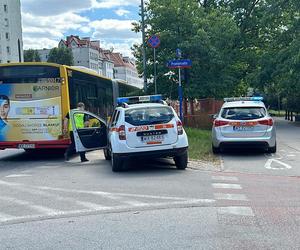 Część ciężarówki wpadła do autobusu. Ranna kierująca autobusem miejskim