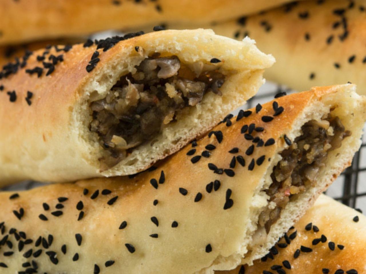 Pierogi po szwedzku - paluszki drożdzowe wypełnione farszem pieczarkowym