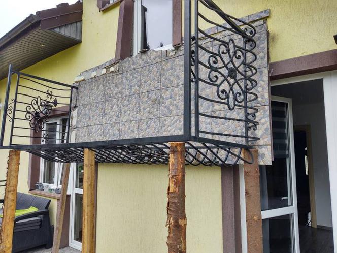 Stara Wieś. W domu jednorodzinnym URWAŁ SIĘ balkon! Trzy osoby w szpitalu
