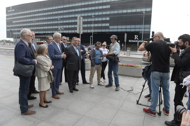 Były prezydent chce referendum w sprawie likwidacji lotniska