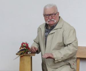 Lech Wałęsa z palemką na mszy w kościele