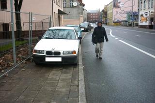 Pan i władca miejsc parkingowych. Po co zajmować jedno, skoro można dwa? I to jeszcze jakie!