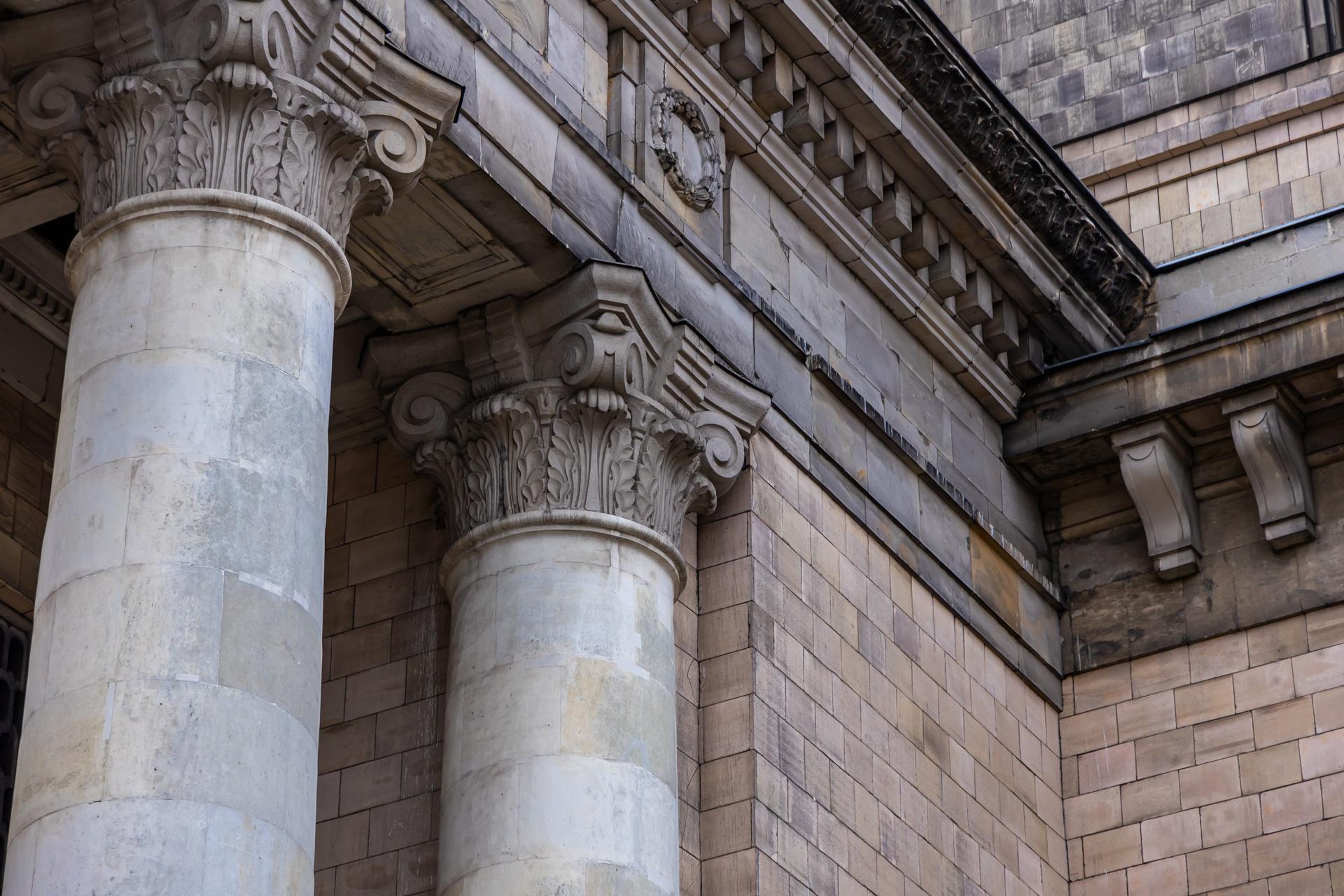 Zobacz najbrudniejsze warszawskie budynki - zdjęcia. Wypiękniałyby, gdyby je umyć