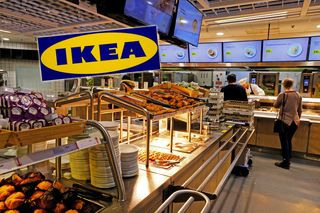 Fenomen taniej gastronomii IKEA. Szwedzki gigant szydzi z barów mlecznych