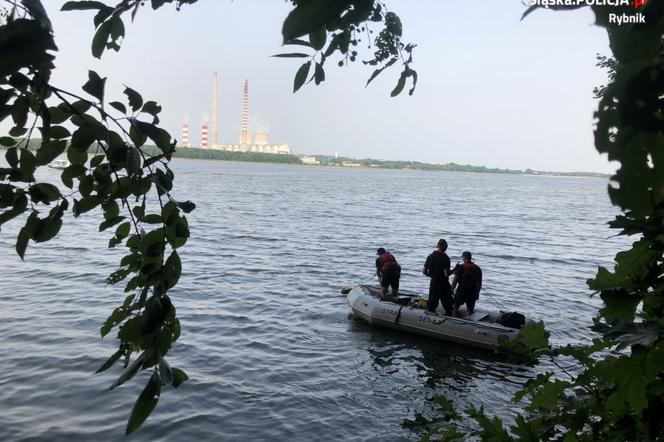Akcja ratunkowa na Zalewie Rybnickim. Ukrainiec wszedł z kolegami i do wody i nikt go już później nie widział
