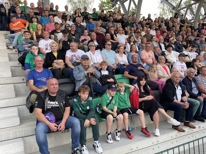 Kibice na otwarciu stadionu w Starachowicach