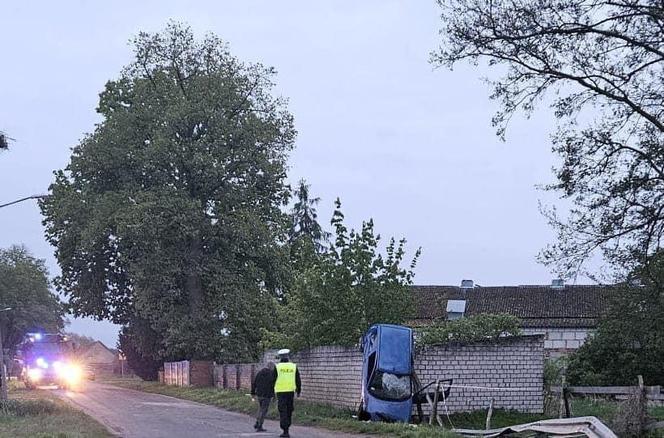 Wypadek w Miłostowie. Auto uderzyło w barierę i budynek