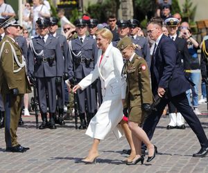 Agata Duda w dwóch stylizacjach zadała szyku w Dniu Flagi. Postawiła na biel [ZDJĘCIA]