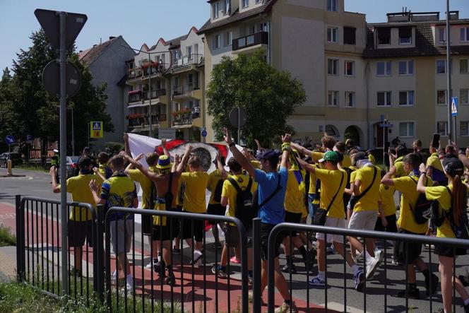 Przemarsz kibiców Stali Gorzów przed meczem z Falubazem Zielona Góra