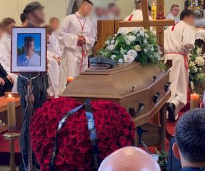 Dominik utonął na obozie. Rodzina, przyjaciele i harcerze pożegnali 15-latka. Tłumy w kościele