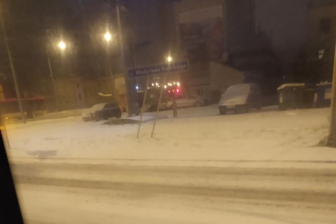 Lubelskie - występują opady śniegu, drogi są białe