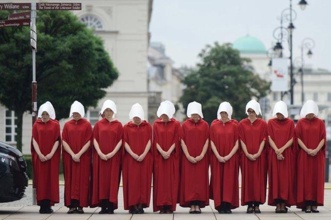 Opowieść podręcznej - podręczne na ulicach Warszawy. Akcja związana z serialem Showmax